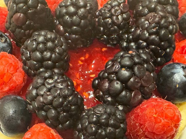 Gros-plan du centre, avec le cercle de mûres autour du cercle de confiture de framboise