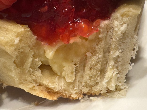 Vue de l'intérieur, avec les couches de pâte, de crème pâtissière et de confiture où le point était