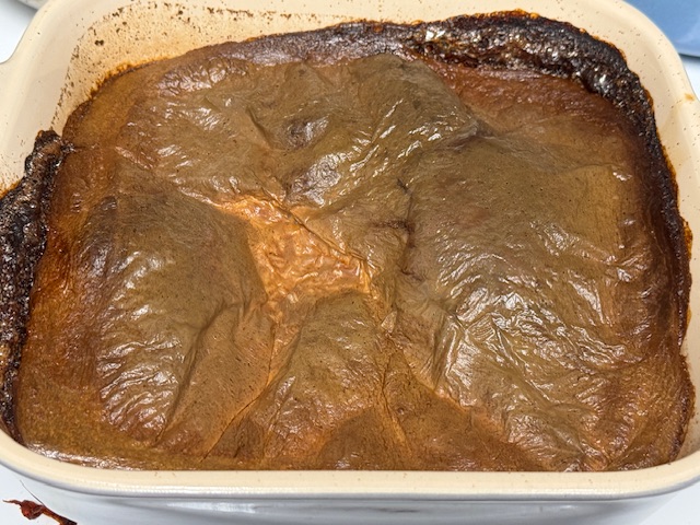 C'est une teurgoule -- du riz au lait -- sortie du four, avec une jolie peau marron.