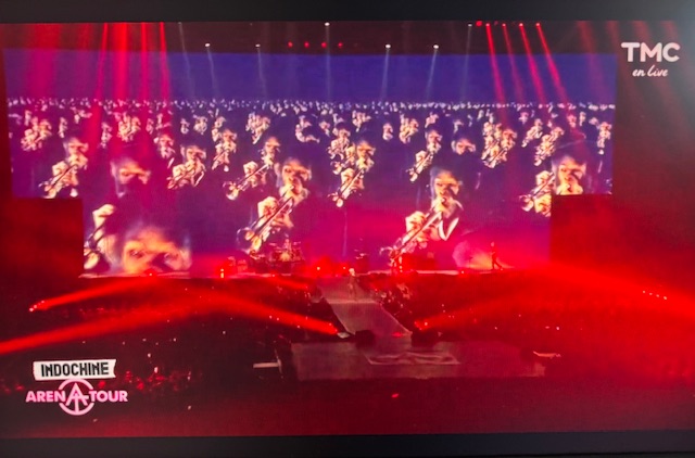 Rang après rang de singes, chacun jouant une trompette (c'est de l'IA)