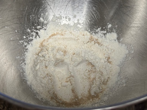 Farine et levure dans le bol