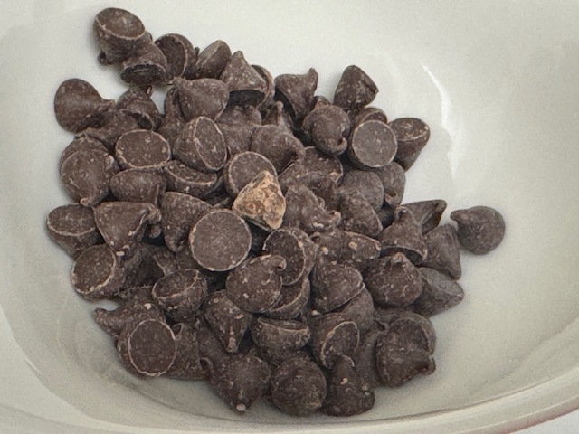 Pépites de chocolat dans un petit bol