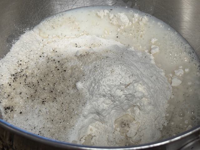 Liquides versés autour du tas géant de farine