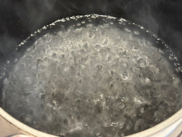 Eau bouillante dans une casserole