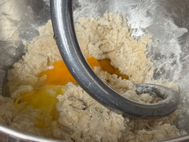 Œuf cassé sur la pâte avec le miel