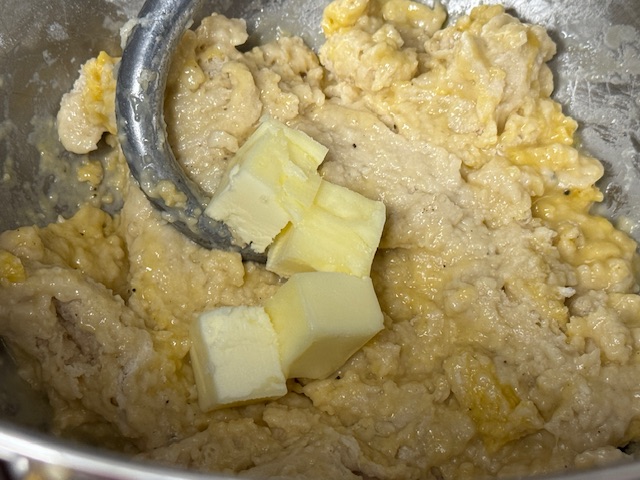 Morceaux de beurre posés sur la pâte