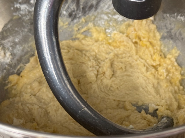 Pâte homogène ; la couleur est plus claire avec plus de farine