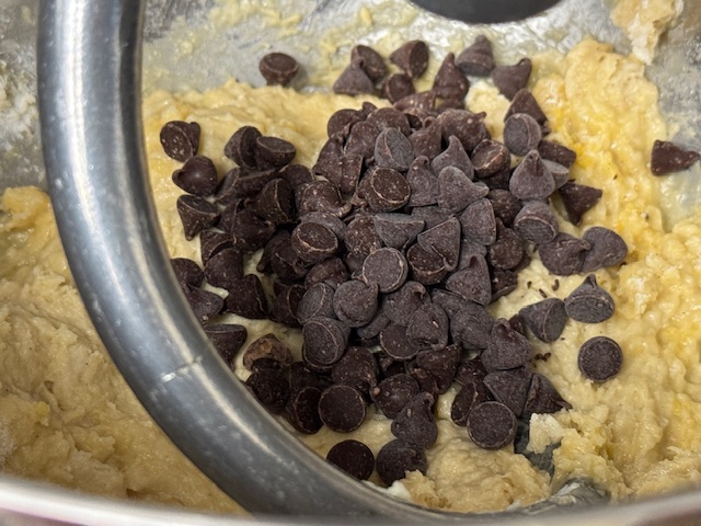 Pépites de chocolat versées sur la pâte