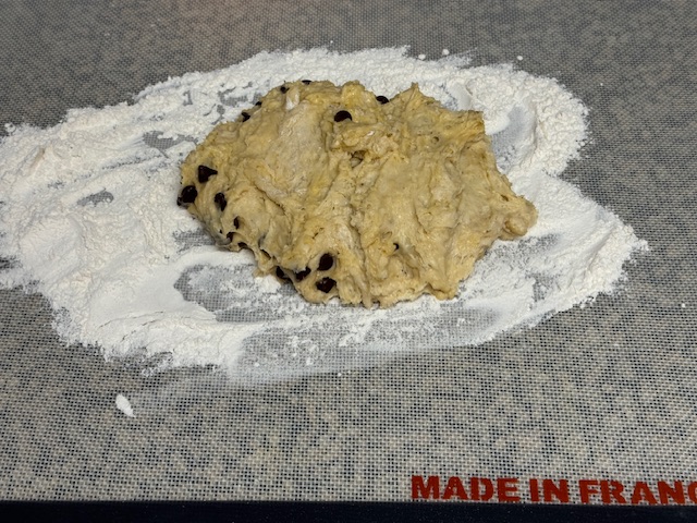 Pâte sur le plan fariné