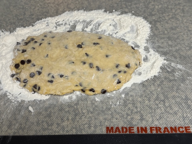 Pâte retournée ; le côté en haut est fariné