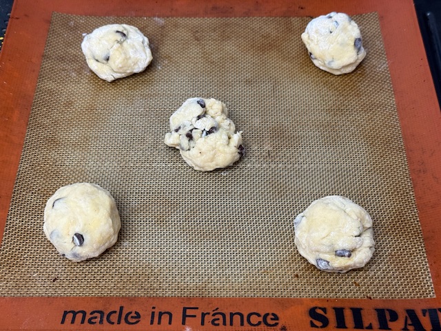 5 boules sur un tapis en silicone