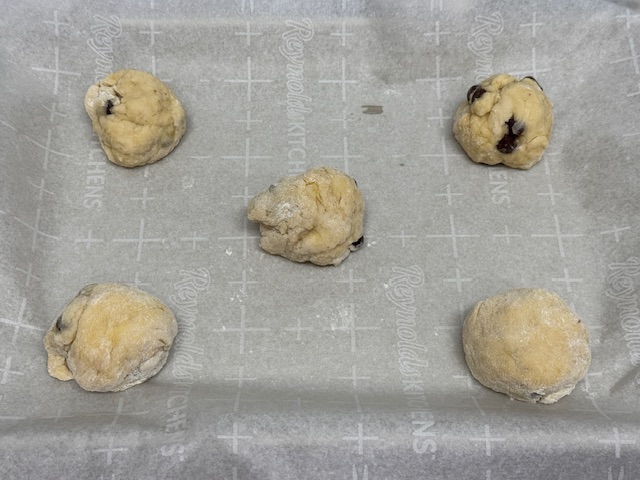 5 boules sur du papier de cuisson