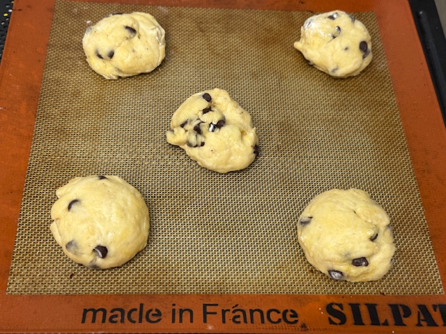 Boules gonflées après 2 heures pour pousser, sur un tapis en silicone
