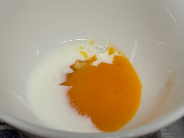 Lait flottant sur un jaune d'œuf