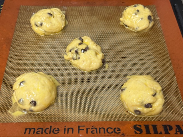 La moitié des boules badigeonnées sur le tapis en silicone
