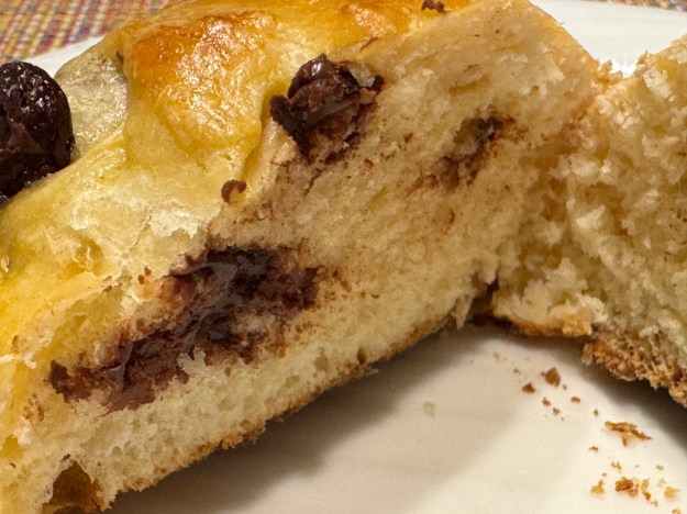 Découpe d'un pangoccioli pour voir l'intérieur ; très typique d'une brioche, mais avec des pépites de chocolat un peu fondues
