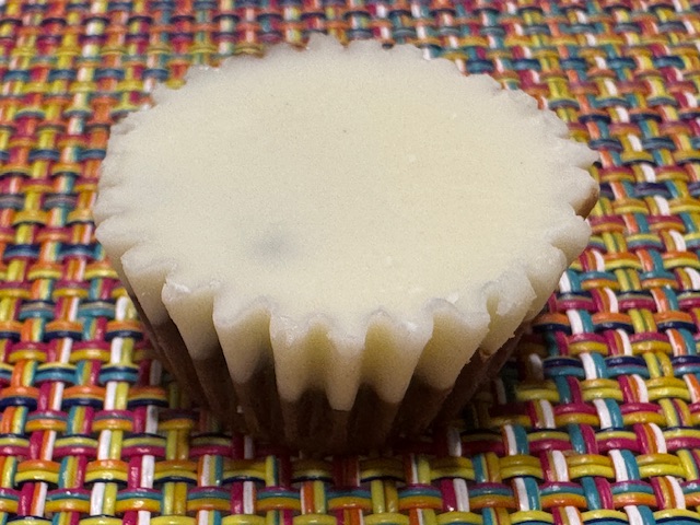 Bonbon déballé -- c'est mi-chocolat blanc (le haut), mi chocolat au lait (le fond)