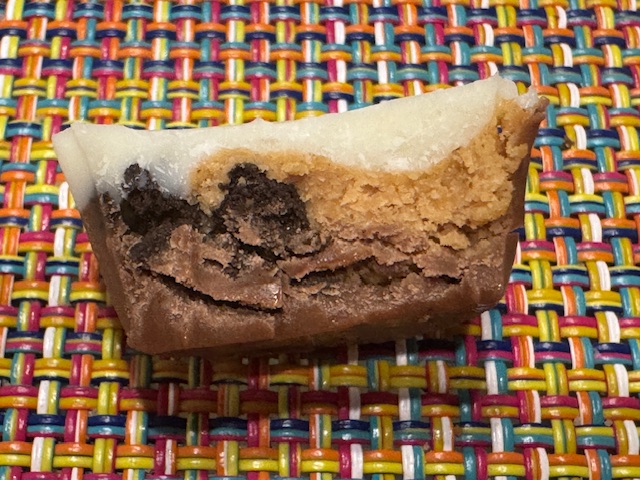 Bonbon coupé en deux -- on peut voir des morceaux de cookies Oreo dans le beurre de cacahuète