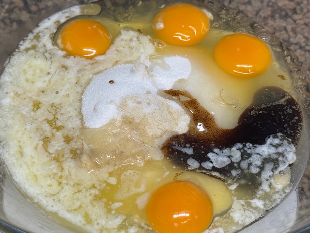 Saladier plein de tous les ingrédients sauf le zeste de citron