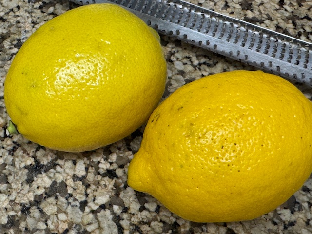 Deux citrons sur le comptoir avec un Microplane
