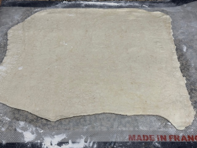 Pâte feuilletée bien étalée. Les bords ne sont pas complètement nets