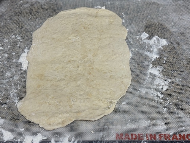 Restes étalés une deuxième fois ; la pâte a une surface plus rugueuse.