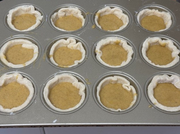 12 mirlitons, tous remplis de l'appareil.