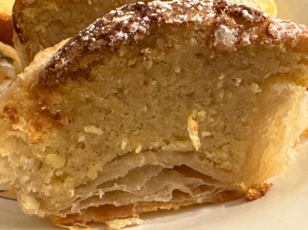 Mirliton coupé en deux pour voir le centre, qui ressemble un peu à de la frangipane cuite, sauf qu'il n'y a pas de crème pâtissière, et la frangipane ne gonfle pas comme ça.