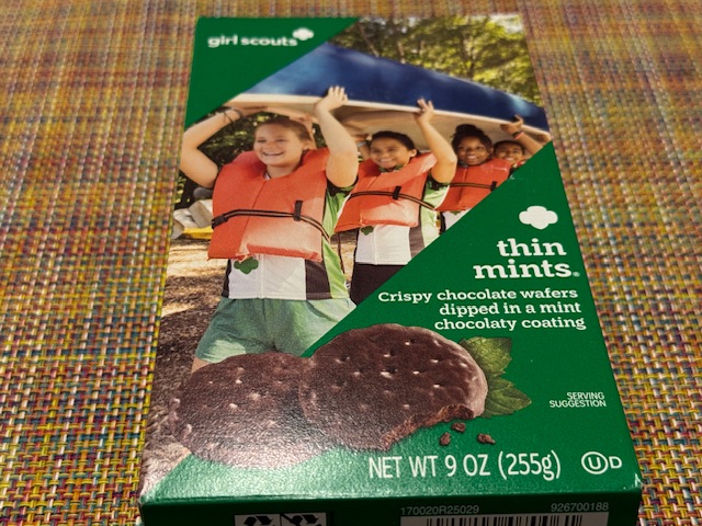 Boîte verte portante le nom "Thin Mints"