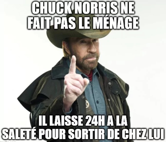 C'est une photo de Chuck Norris avec un chapeau Stetson et la légende : « Chuck Norris ne fait pas le ménage -- il laisse 24h à la saleté pour sortir de chez lui. »