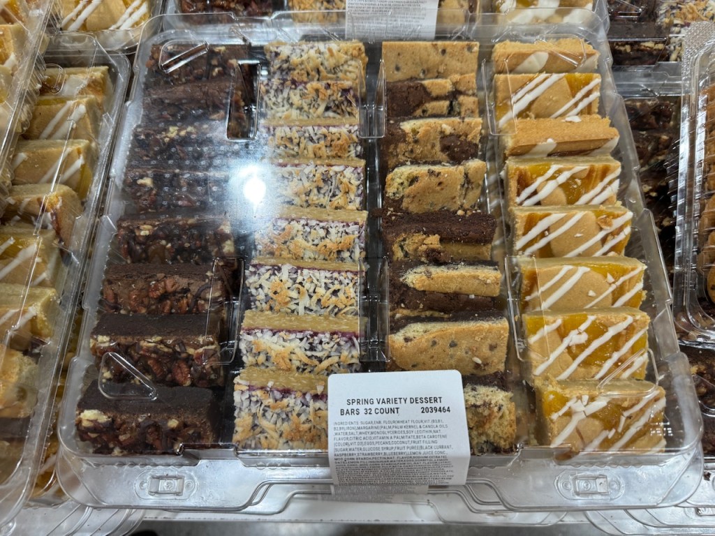 Il y a 4 genres de barre, de gauche à droite : des brownies, quelque chose avec de la noix de coco râpée, des brookies et quelque chose aux amandes et aux poires. Les bords sont tous coupés à la machine.