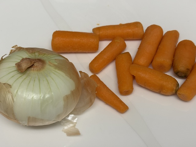 Carottes et oignon entiers