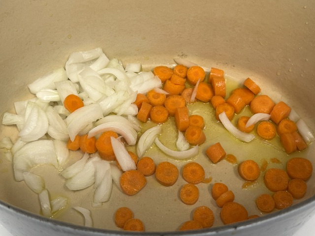 Légumes versés dans la cocoote avec l'huile