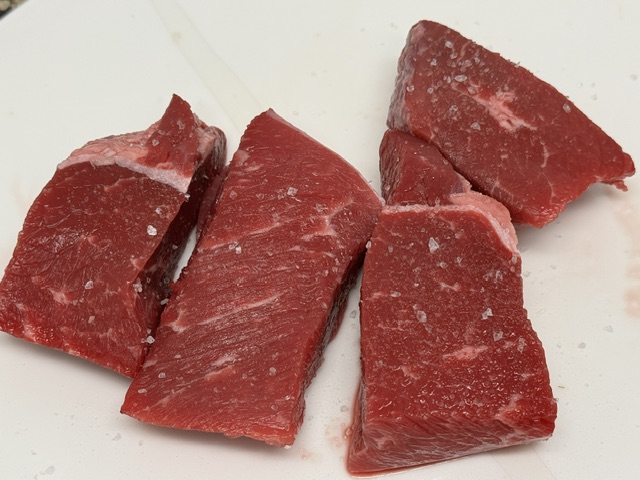 Viande salée sur le premier côté