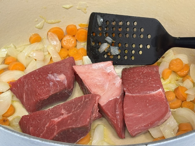 Viande dans la cocotte avec les légumes