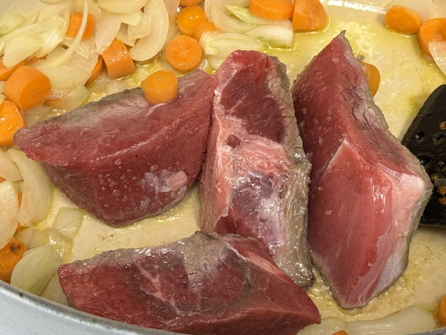 Viande tournée sur un autre côté ; toujours largement crue