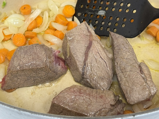 Viande à la fin de la cuisson ; il ne reste pas de rouge visible nulle part