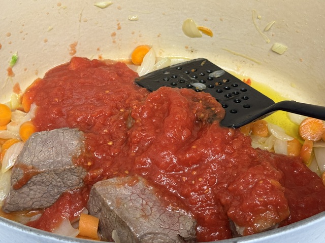 Tomates versées sur la viande, avant le vin rouge (par erreur)