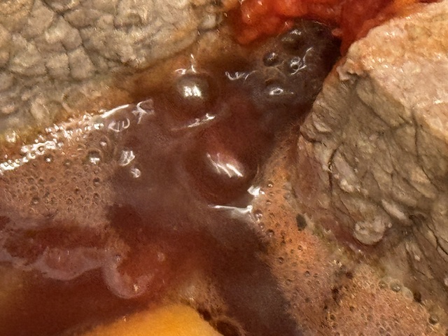 Vue de bulles dans le vin rouge en gros plan, pour voir la réduction