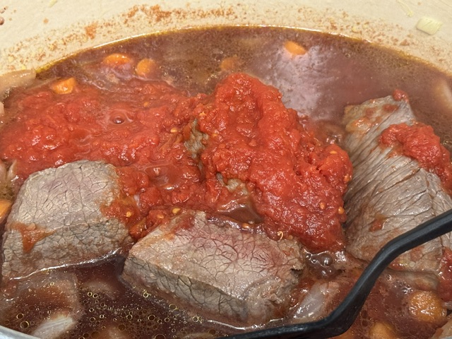 Cocotte après la réduction ; la sauce est devenue marron.