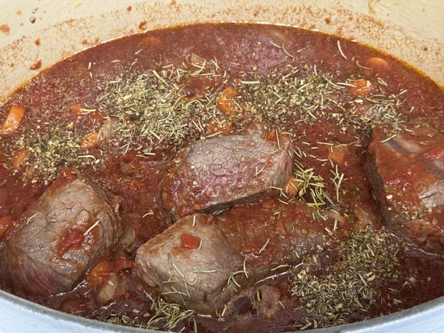 Herbes parsemées partout sur la surface de la sauce