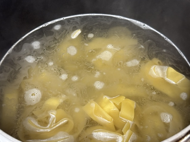 Pâtes dans l'eau bouillante
