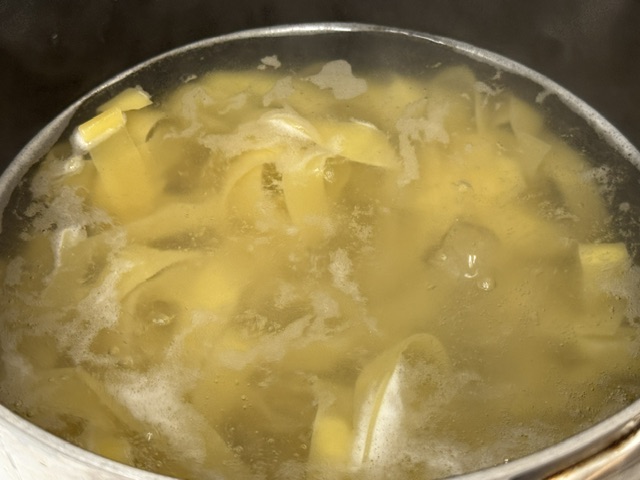 De grosses bulles sur la surface de l'eau pour montre à quel point le feu reste vif