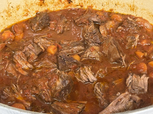 Viande brisée en morceaux dans la sauce