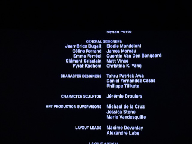 Photo du générique du film, avec une trentaine de noms à l'écran, dont beaucoup qui sont uniquement français.