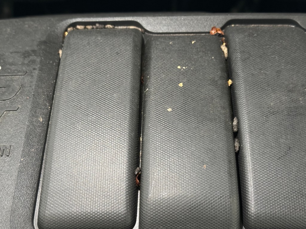 C'est le couvercle qui couvre les cylindres du moteur. Des crottes sont visibles dans les fissures entre les cylindres.