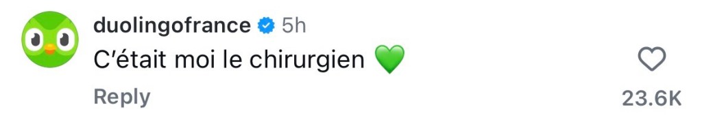 Commentaire du compte officiel de Duolingo France : « C'était moi le chirurgien ».