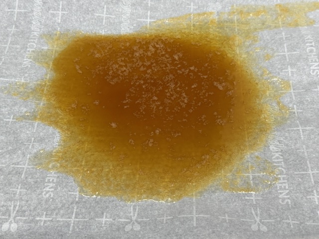 Caramel étalé sur papier de cuisson