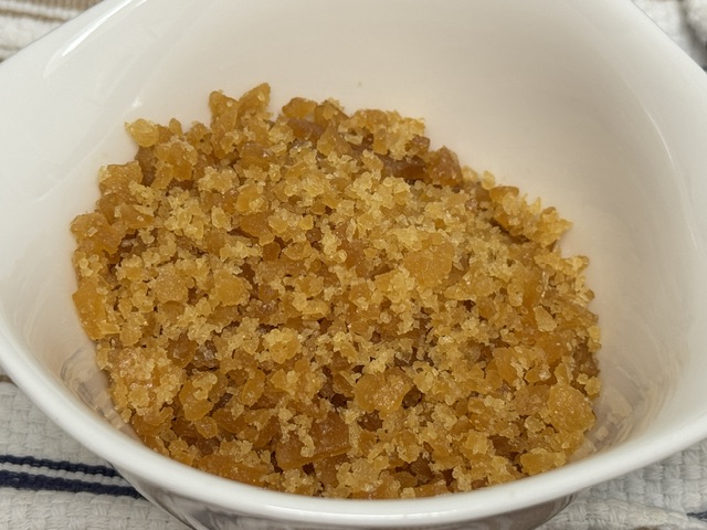 Morceaux de caramel dans un bol, prêts à utiliser