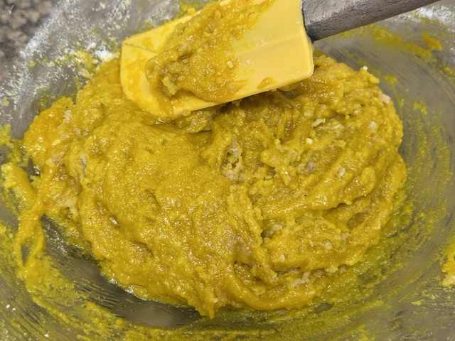 Mélange de poudres avec du colorant jaune et des blancs d'œuf non-battus